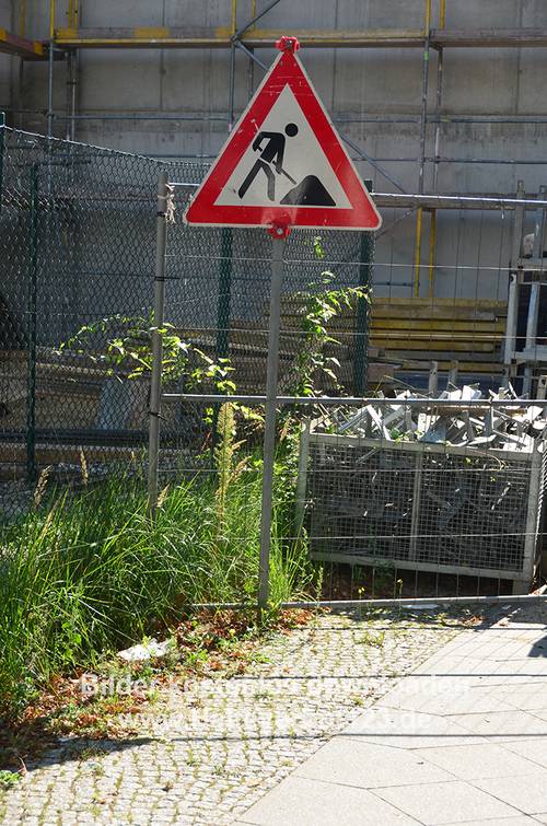 Mobiles Verkehrsschild für eine Baustelle