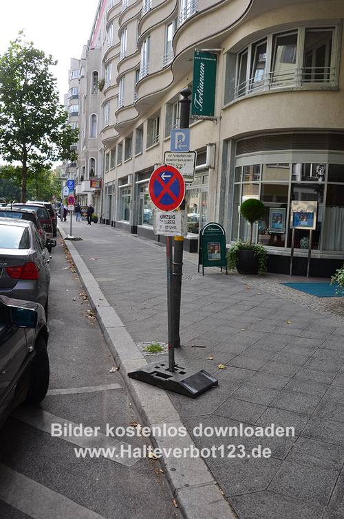 mobiles Verkehrsschild zeitweiliges Halteverbot wegen Umzug mit Straßensituation im Hintergrund