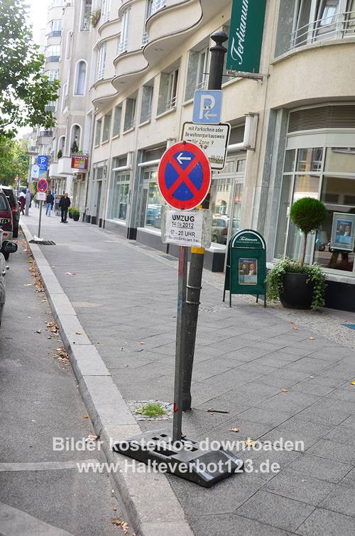 mobiles Verkehrsschild für ein zeitlich begrenztes Halteverbot wegen Umzug mit Straßensituation im Hintergrund