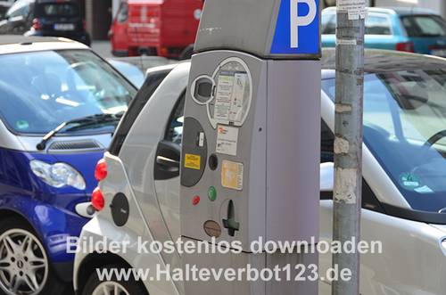 Großaufnahme Parkscheinautomat mit Hintergrundfahrzeuge