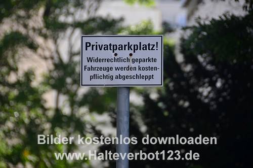 Großaufnahme Privatparkplatz,bei widerrechtlichem Parken kostenpflichtiges Abschleppen