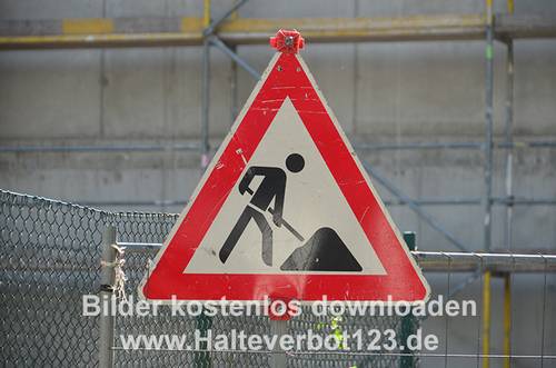 Großaufnahme eines Hinweiszeichen auf eine Baustelle