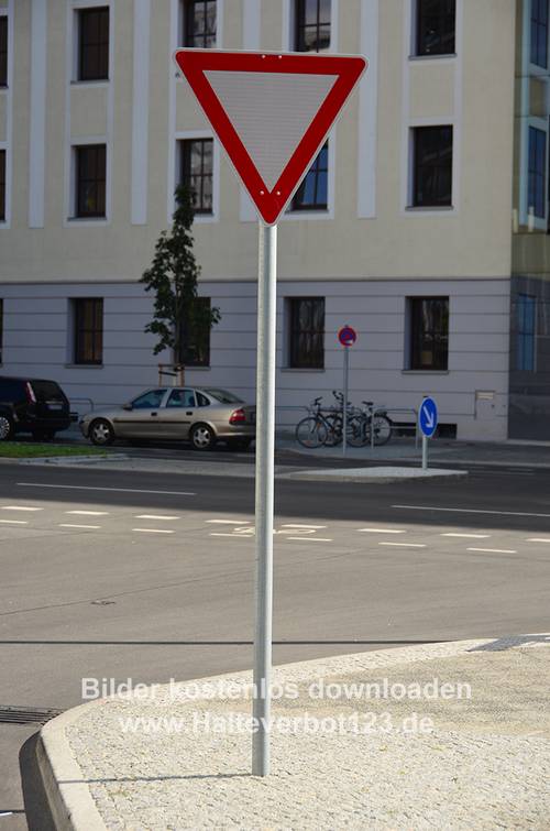 Großaufnahme Verkehrsschild Vorfahrt