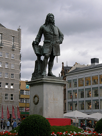 Maktplatz Halle mit Händel-Denkmal